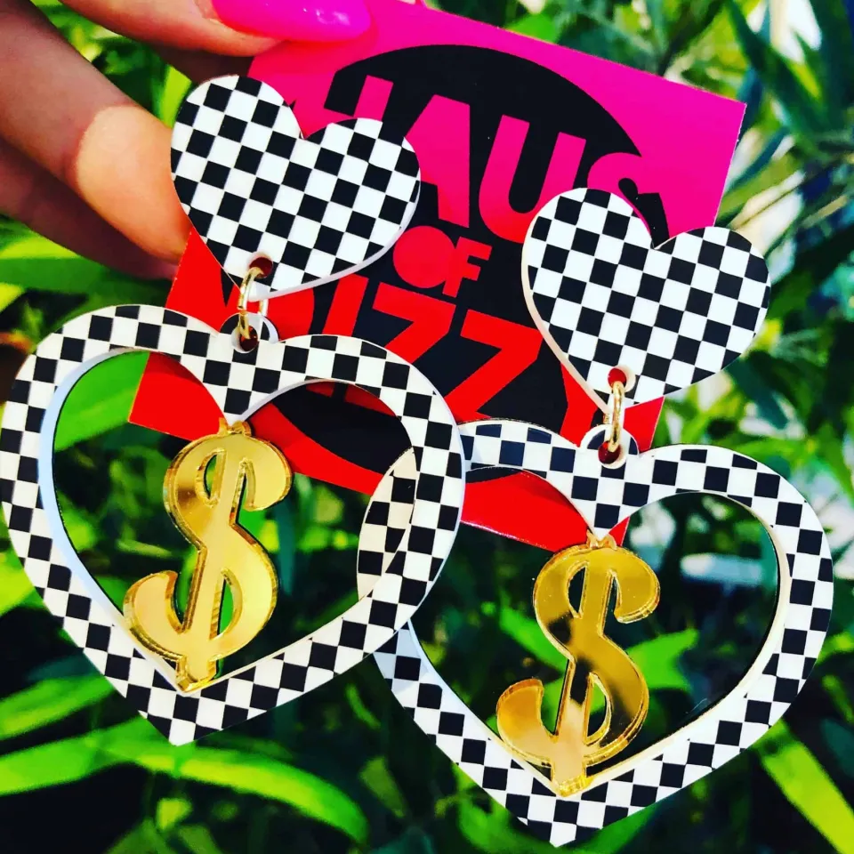 haus_of_dizzy_dancing_dol_0.webp Earrings^Haus Of Dizzy 'Dancing Dollarz' Checkered Heart Earrings